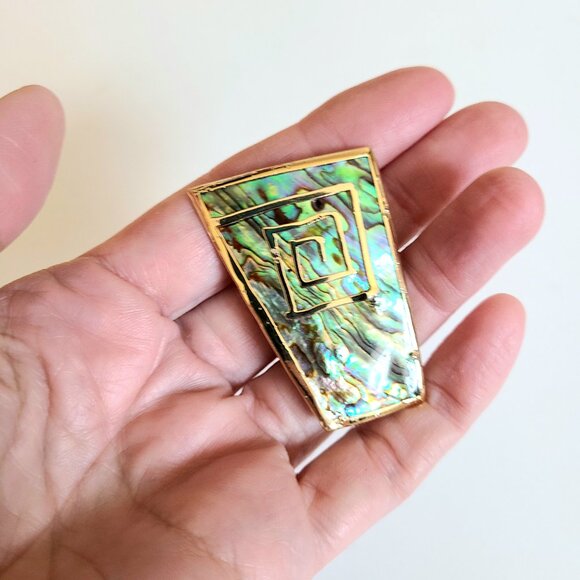 Abalone shell brooch with gold details. - Picture 3 of 5